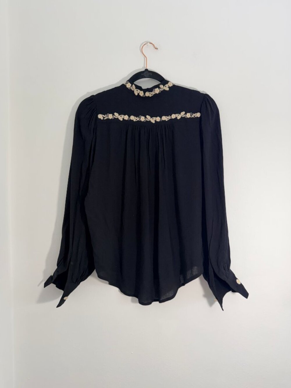 NWT Karen Kane Black Embroidered Boho Blouse XS Floral Embroidery Long Sleeve - Picture 3 of 5